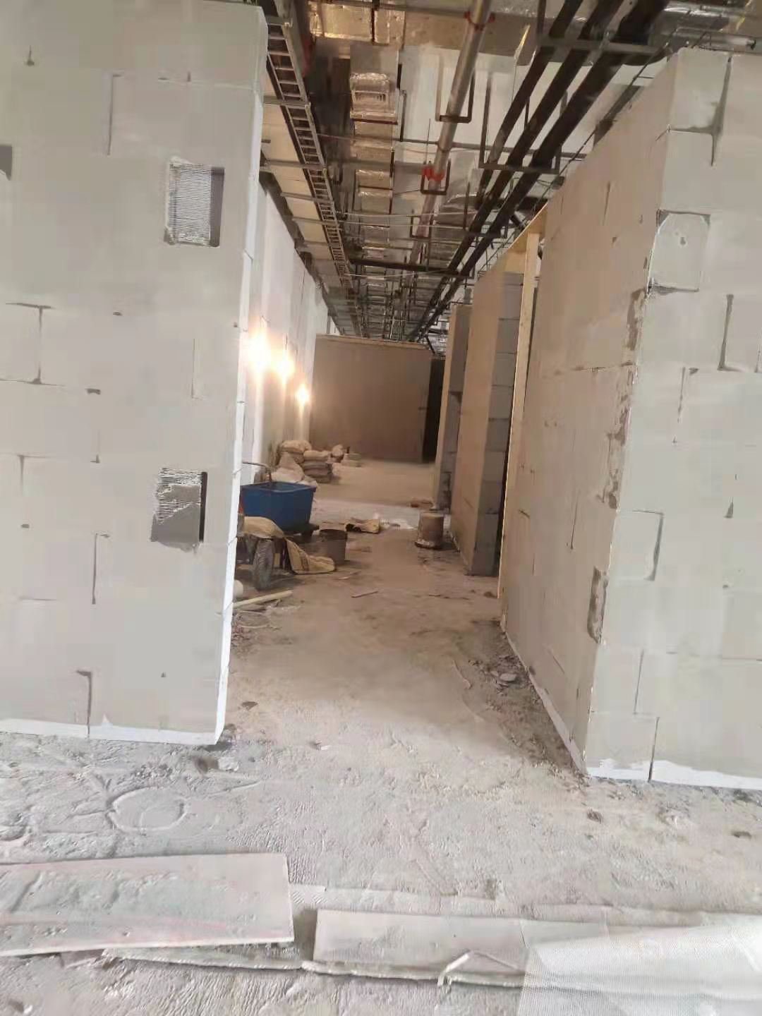 轻质砖客厅隔墙施工